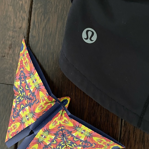 Black Lululemon Speed up shorts size 4 inseam 2.5 - Picture 3 of 4